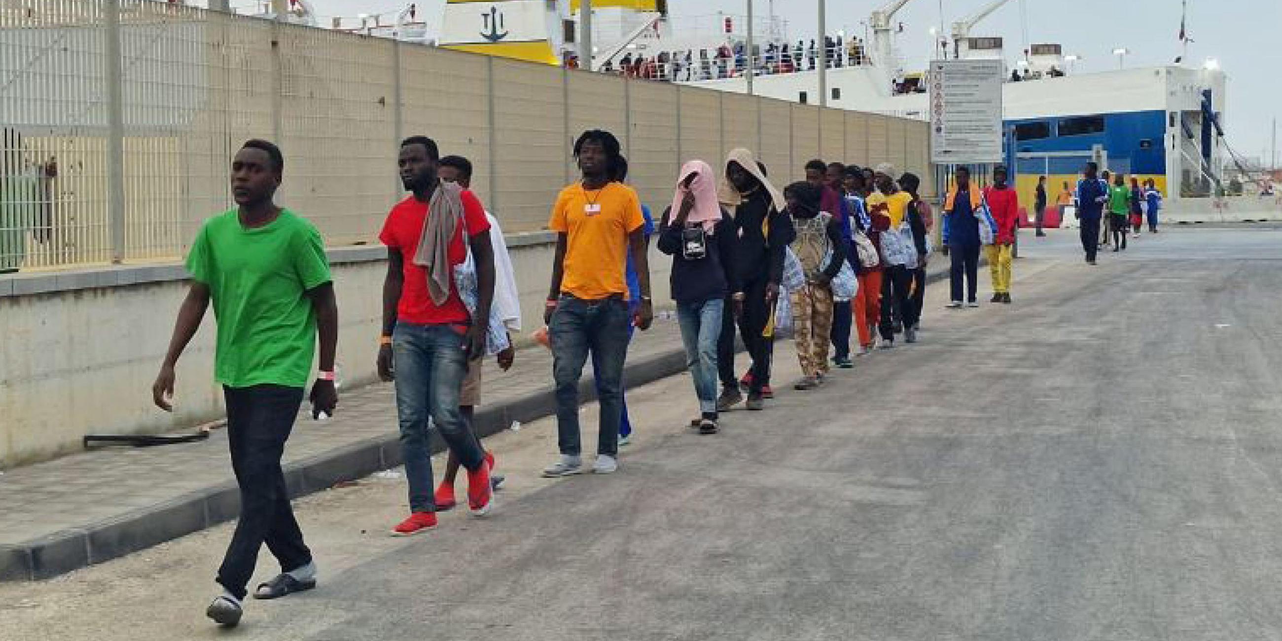 Migranten, die mit der Fährlinie Cossyra von Lampedusa überführt wurden, kommen am 19.09.2023 in Porto Empedocle in Italien an.