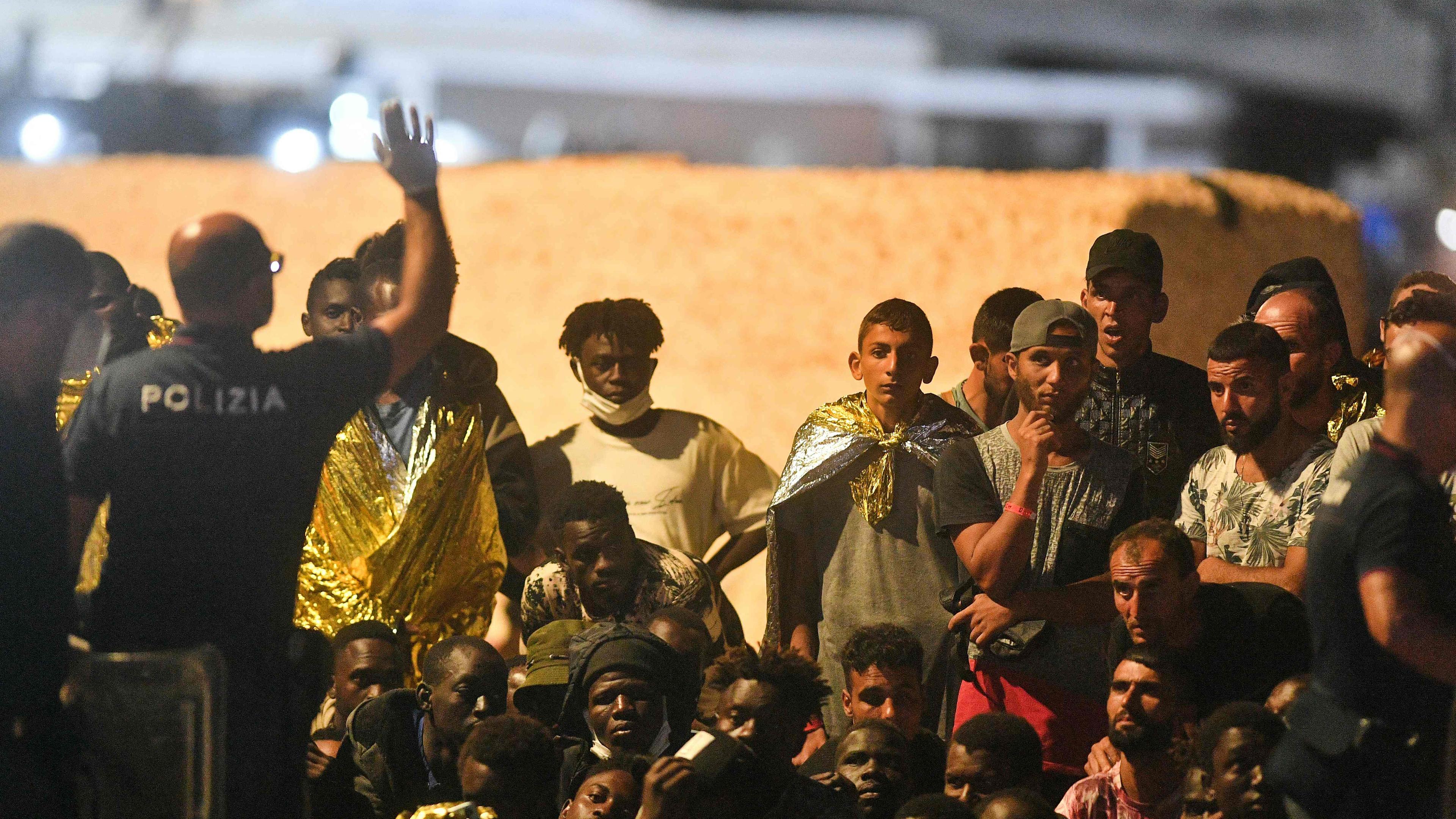 Tausende Flüchtlinge kommen auf Lampedusa an