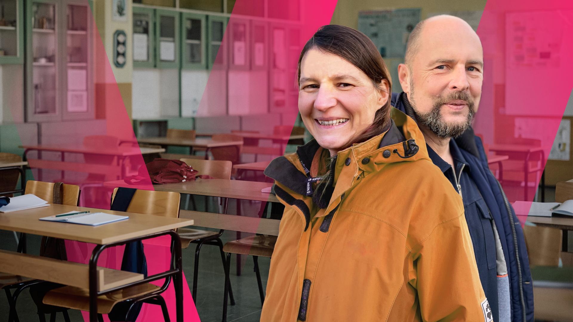 Eine junge Frau und ein junger Mann stehen in einem Klassenzimmer