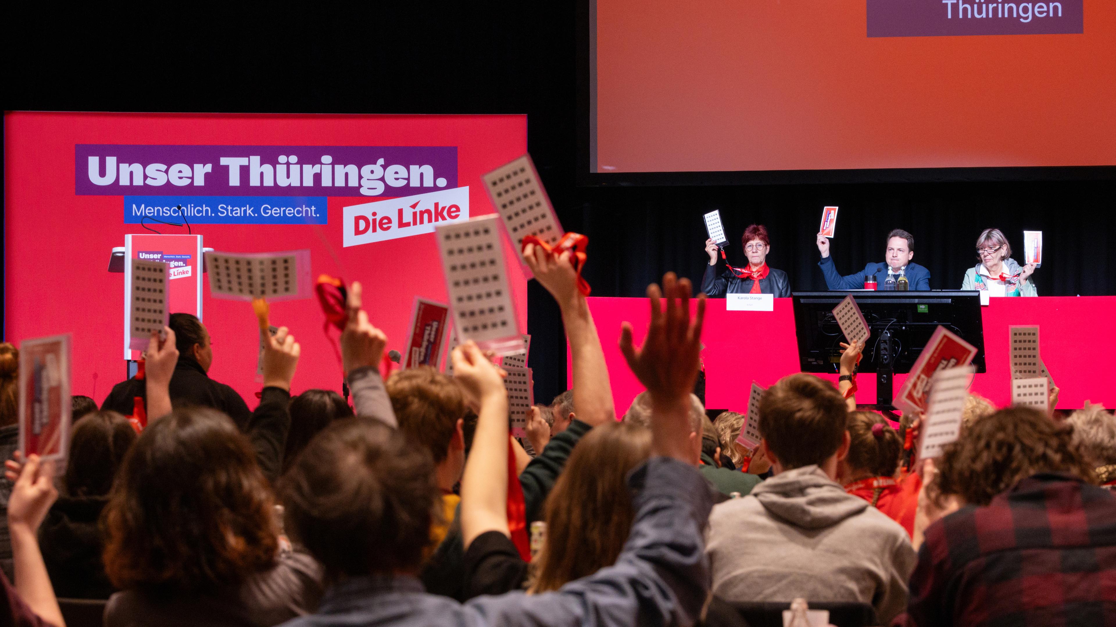Delegierte stimmen beim Landesparteitag der Linken Thüringen in der Festhalle über die Tagesordnung ab.