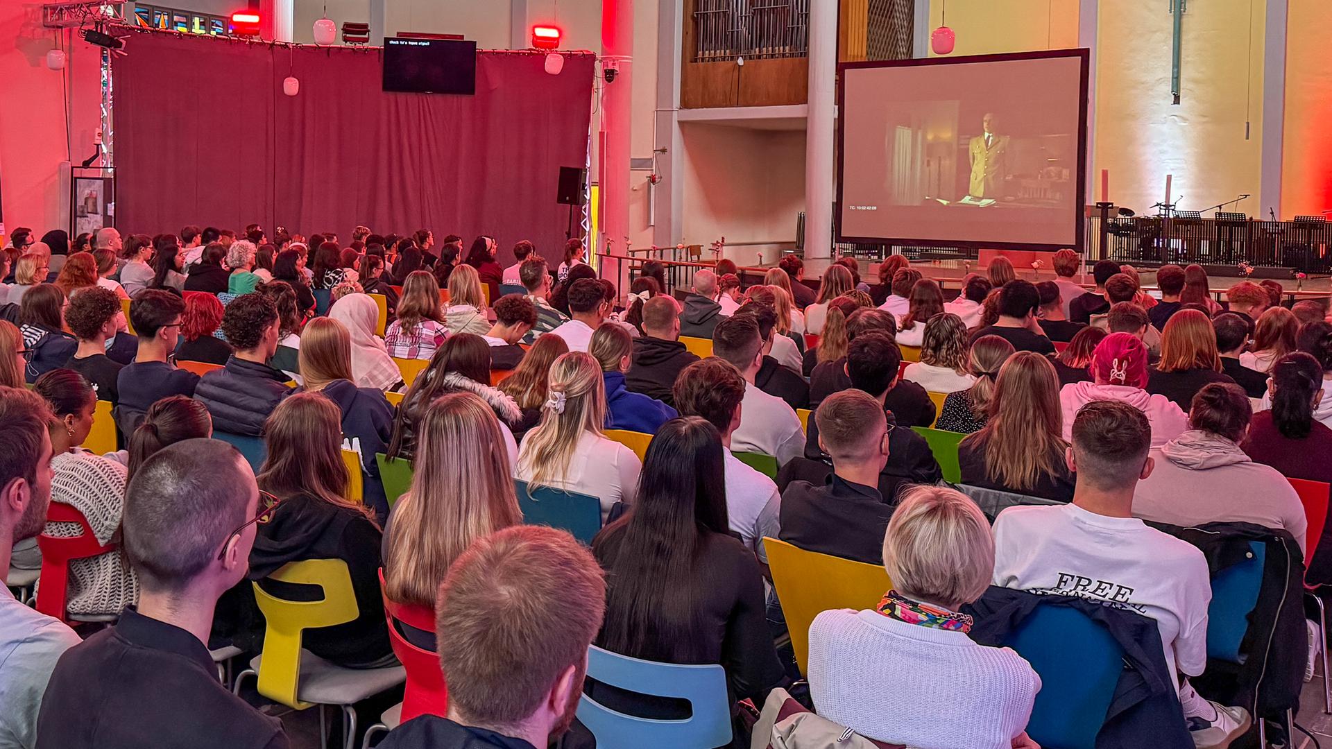 Besucher und Schüler bei der Filmvorführung "An einem Tag im September" des ZDF-Landesstudios Saarland in der Kirche