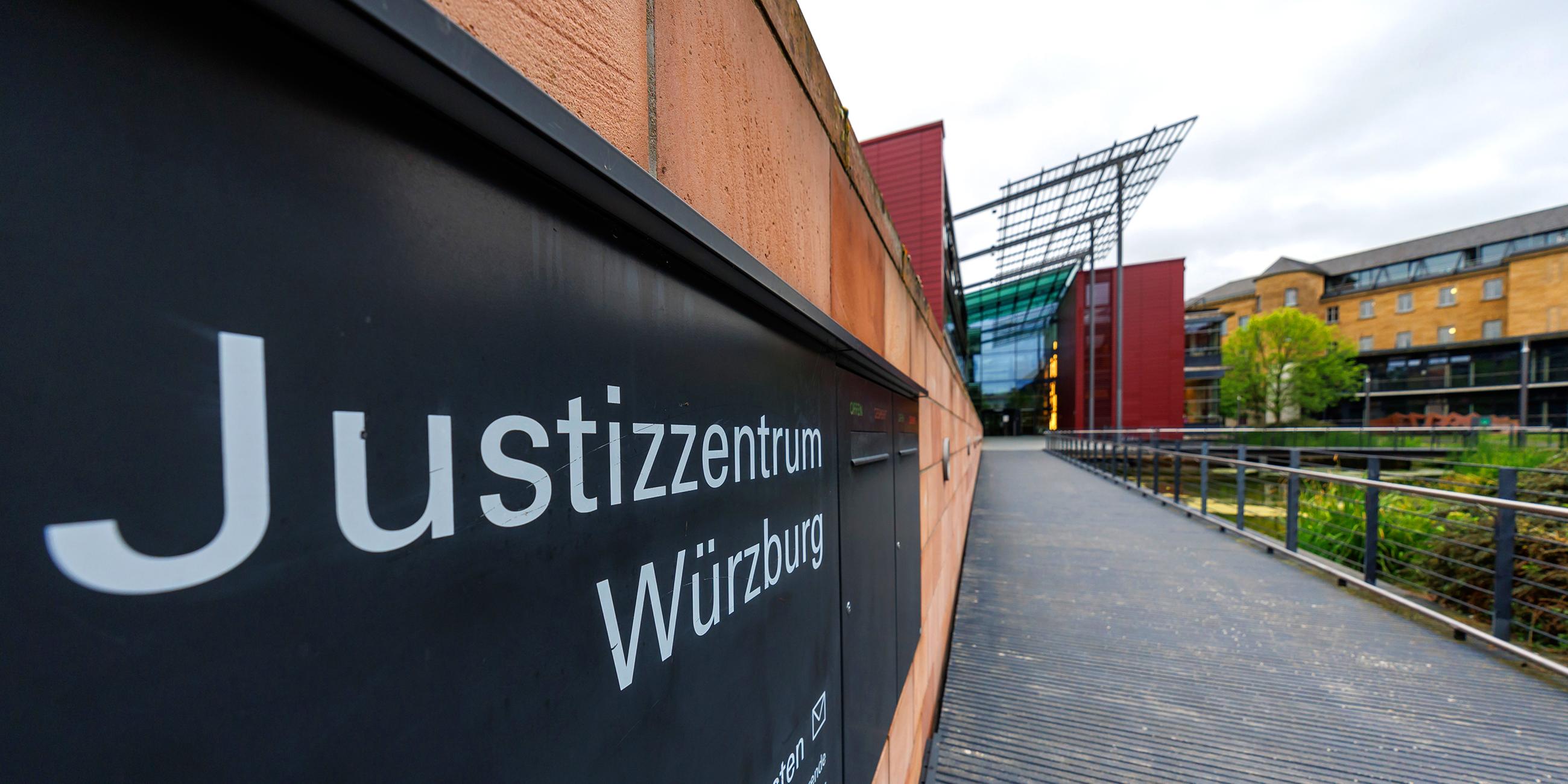 "Justizzentrum Würzburg" steht auf einem Schild im Eingangsbereich zum Landgericht