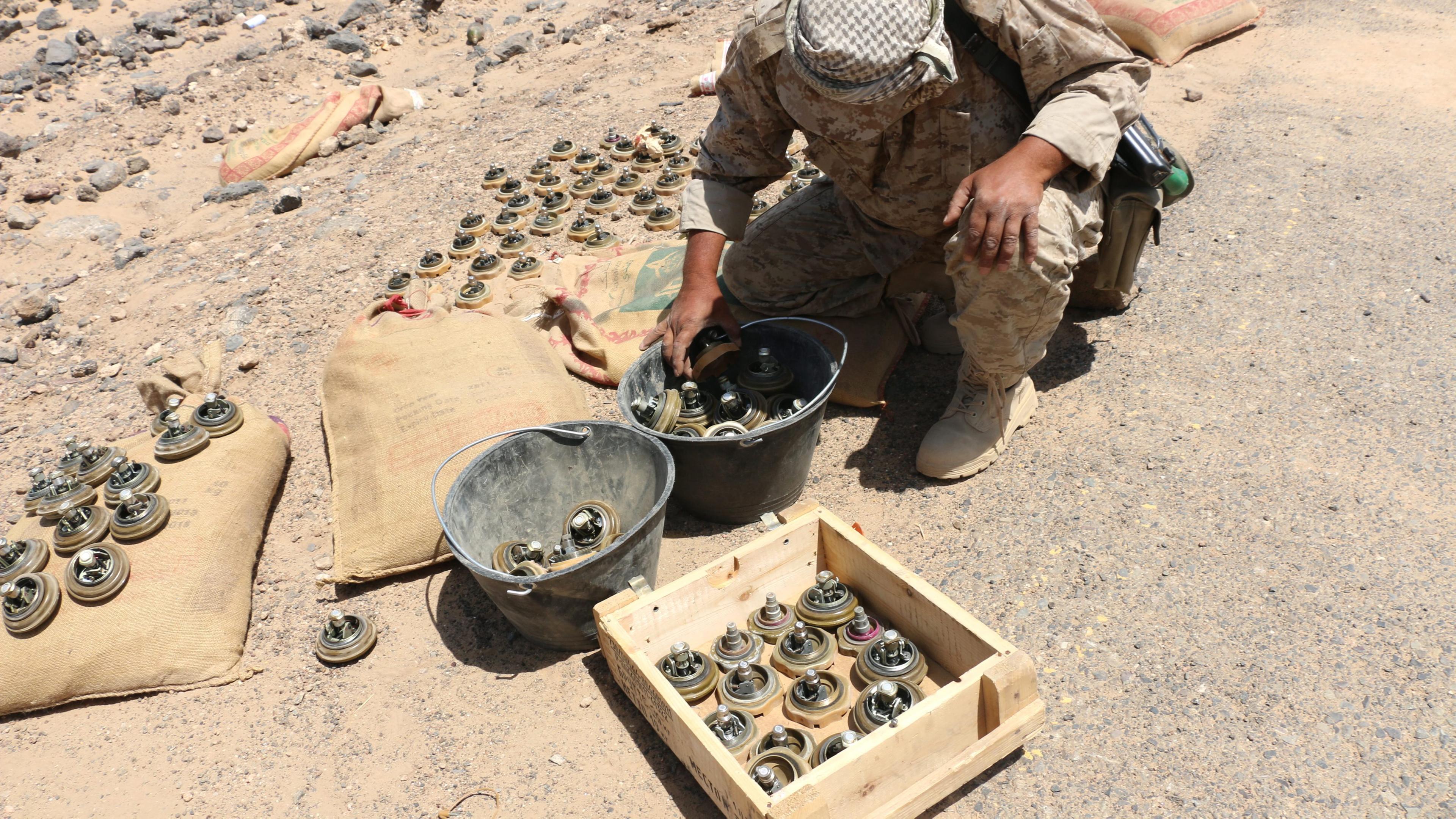 Soldat untersucht angeblich vopn Huthi-Rebellen gelegte Landminen
