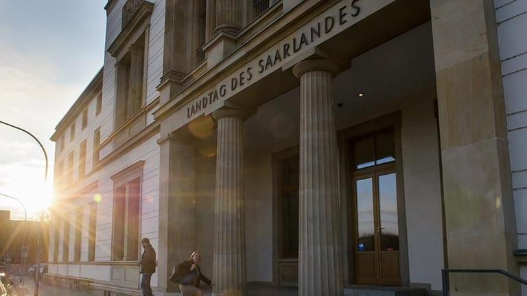 Archiv: Außenansicht des Landtages des Saarlandes am 11.11.2015 in Saarbrücken 