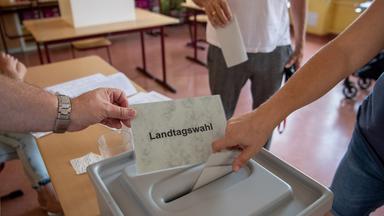 Eine Wählerin wirft ihren Stimmzettel für die Landtagswahl in Brandenburg in die Wahlurne, Falkensee, 01.09.2019.
