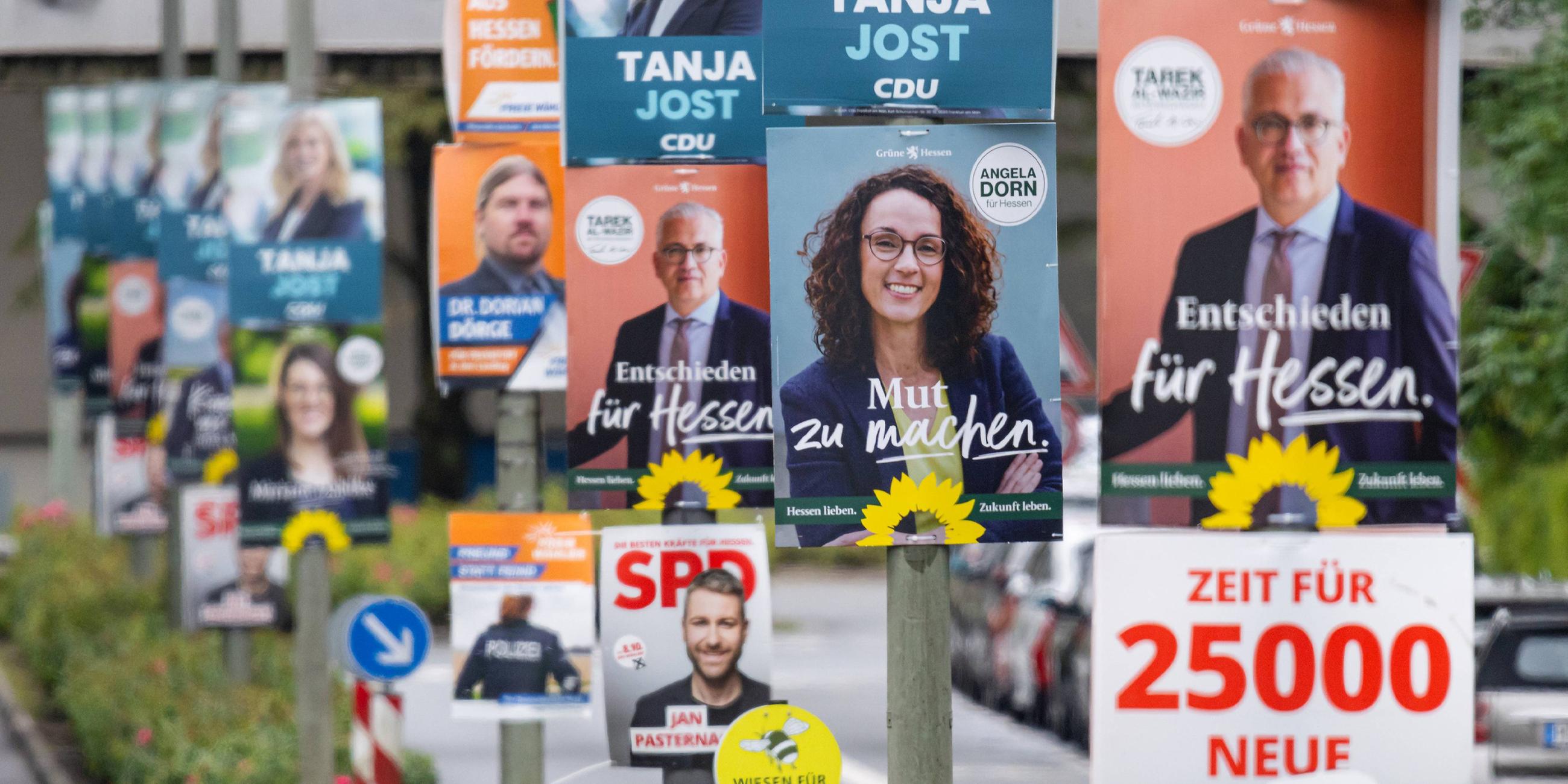 Wahlkampf-Plakate anlässlich der Landtagswahl in Hessen am 08.10.2023 in Frankfurt am Main.