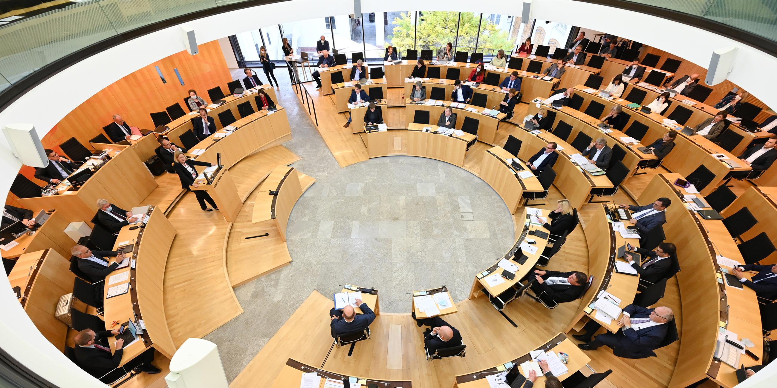 Die Abgeordneten im hessischen Landtag bei einer Sondersitzung.