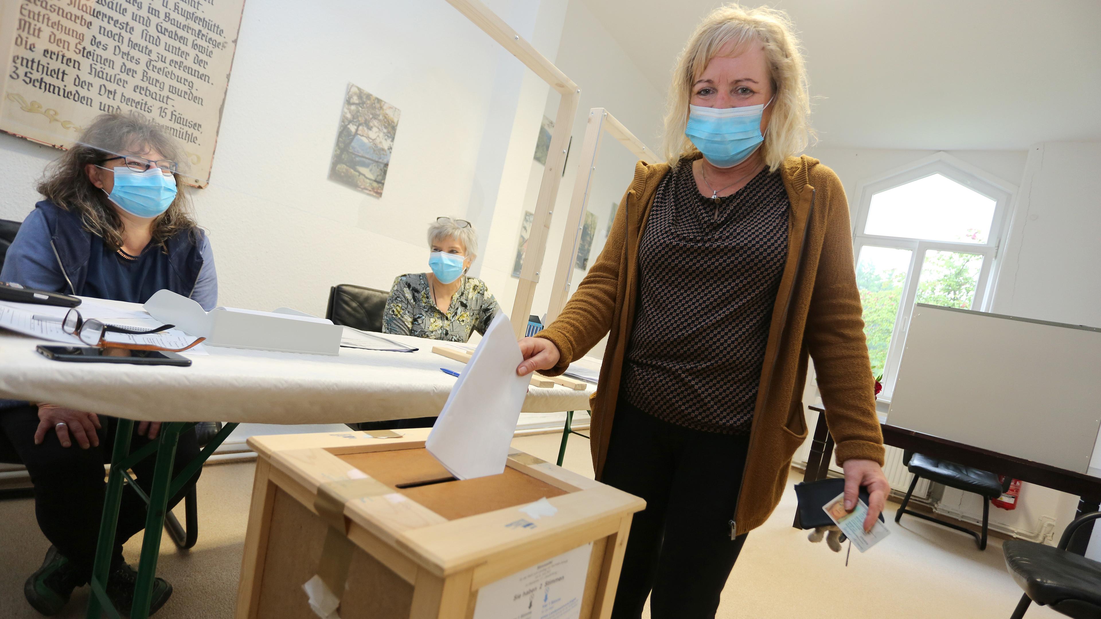 Wählerin gibt ihre Stimme in einem Wahllokal im Harz ab