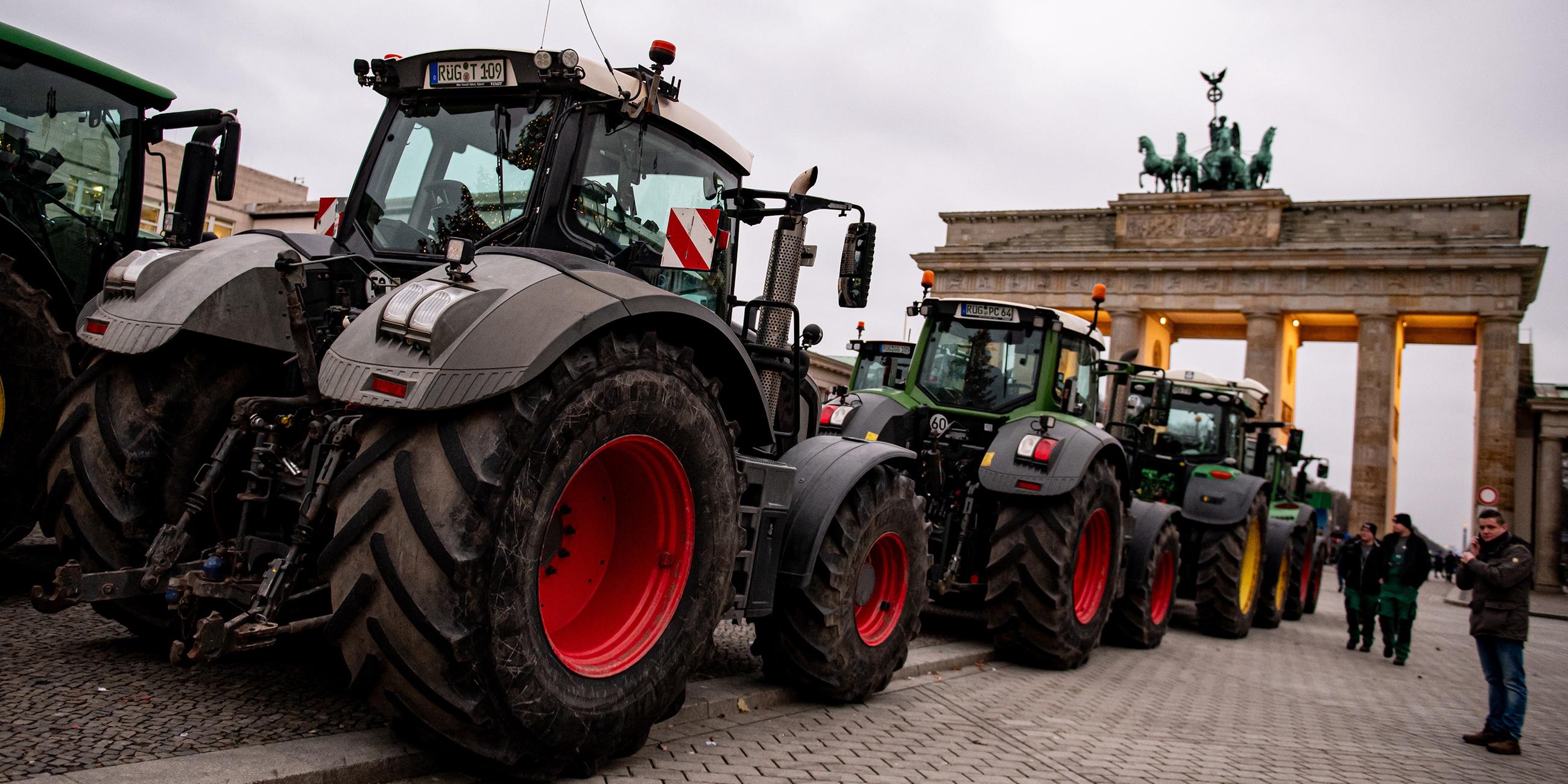 Landwirte mit Traktoren vor dem Brandenburger Tor