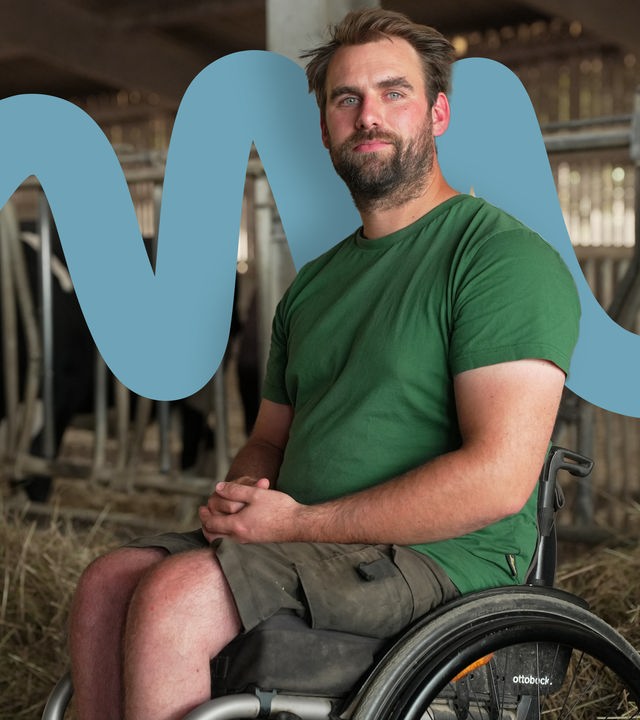 Jacob Götz bei seinen täglichen Arbeiten im Kuhstall