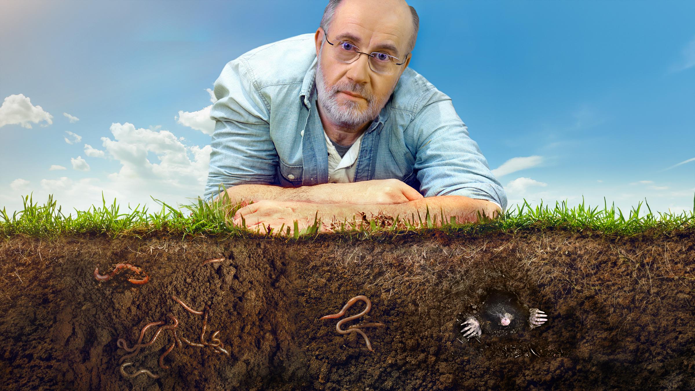 Harald Lesch liegt auf der Erde