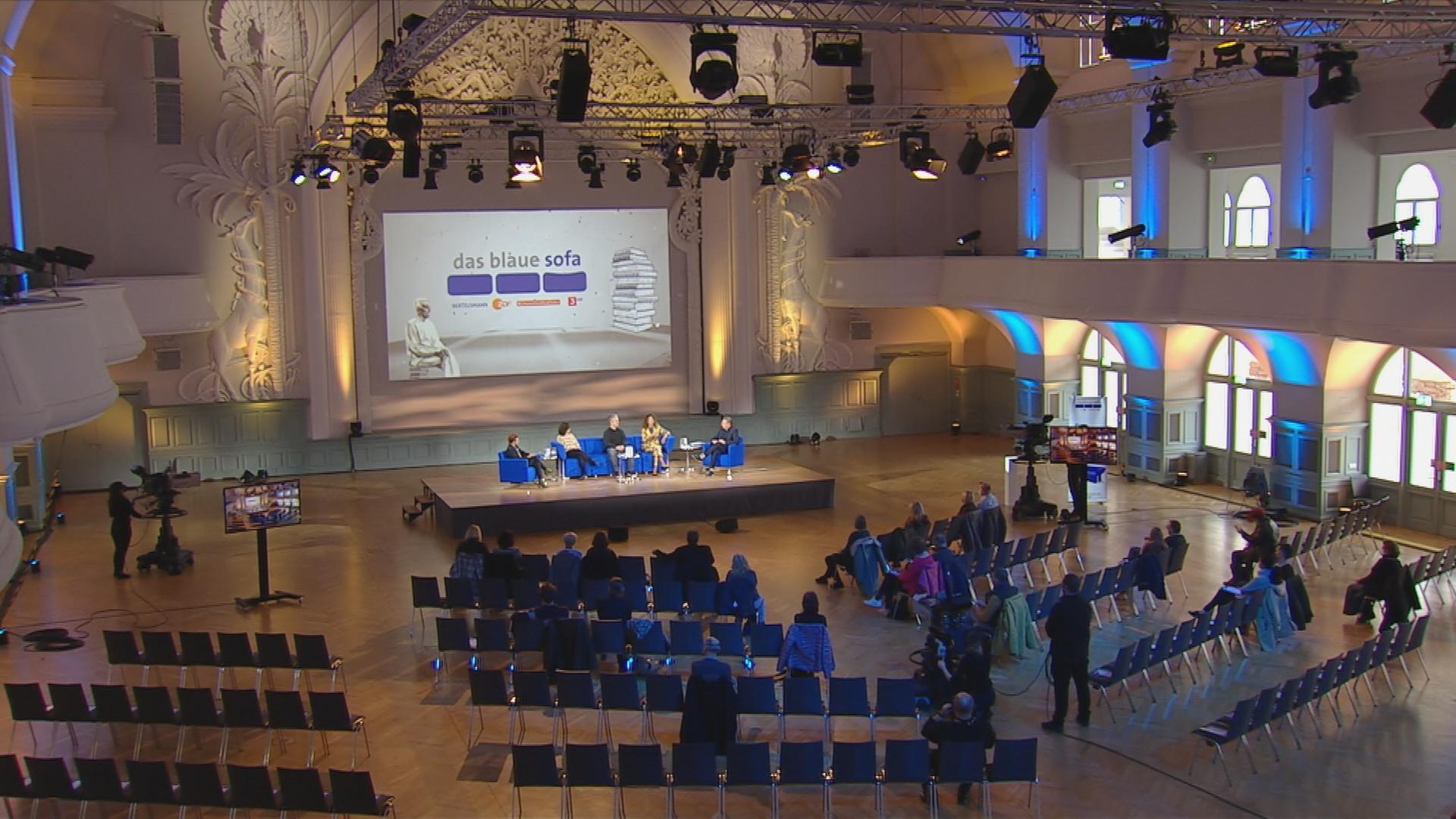 Blick auf Set Das Blaue Sofa, Autoren mit Moderation, Vogelperspektive