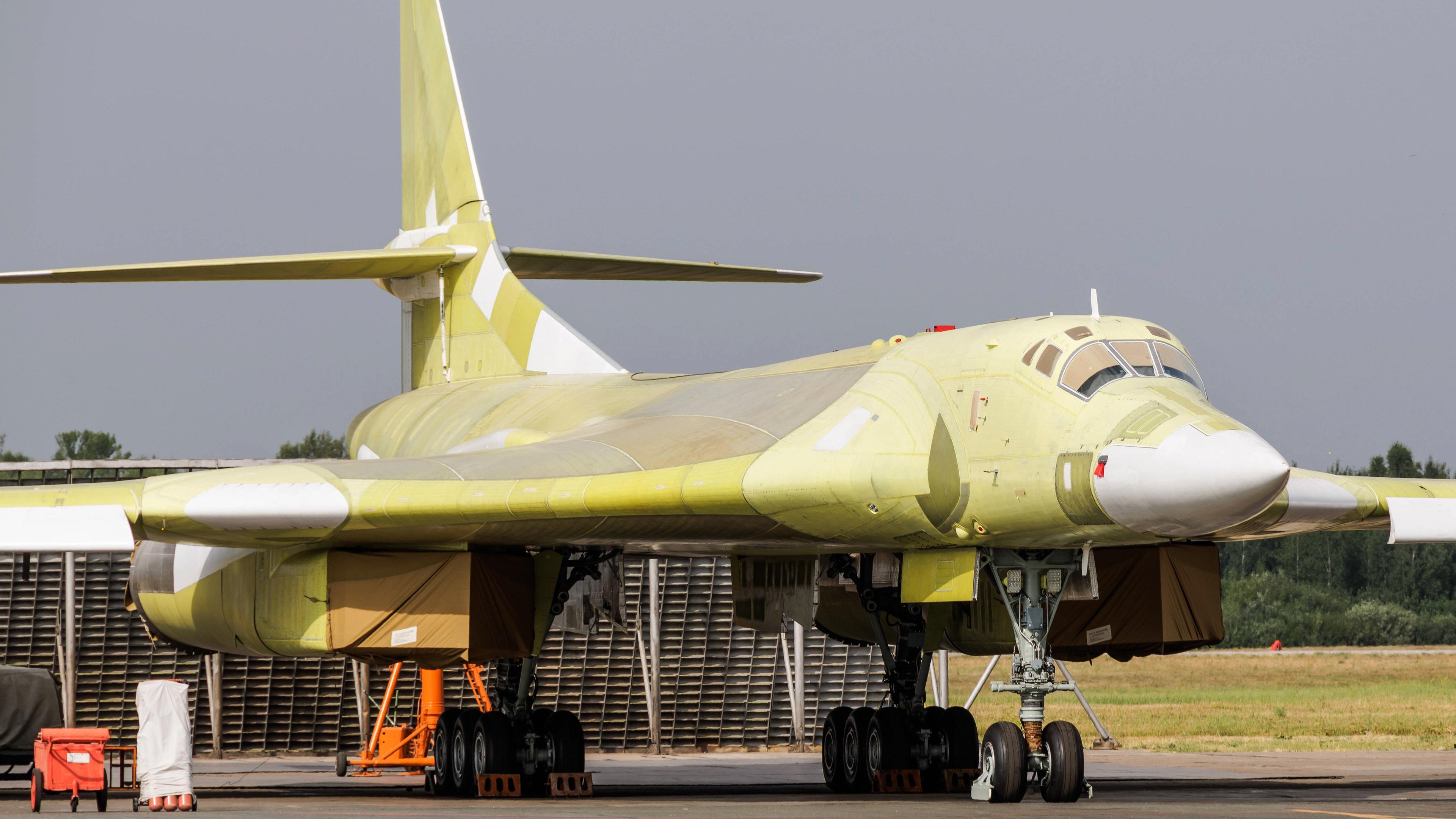 Ein Langstreckenbomber Typ Tupolew Tu-22M3 steht auf dem Gelände des Gorbunow-Flugzeugwerks in Kazan (Russland)