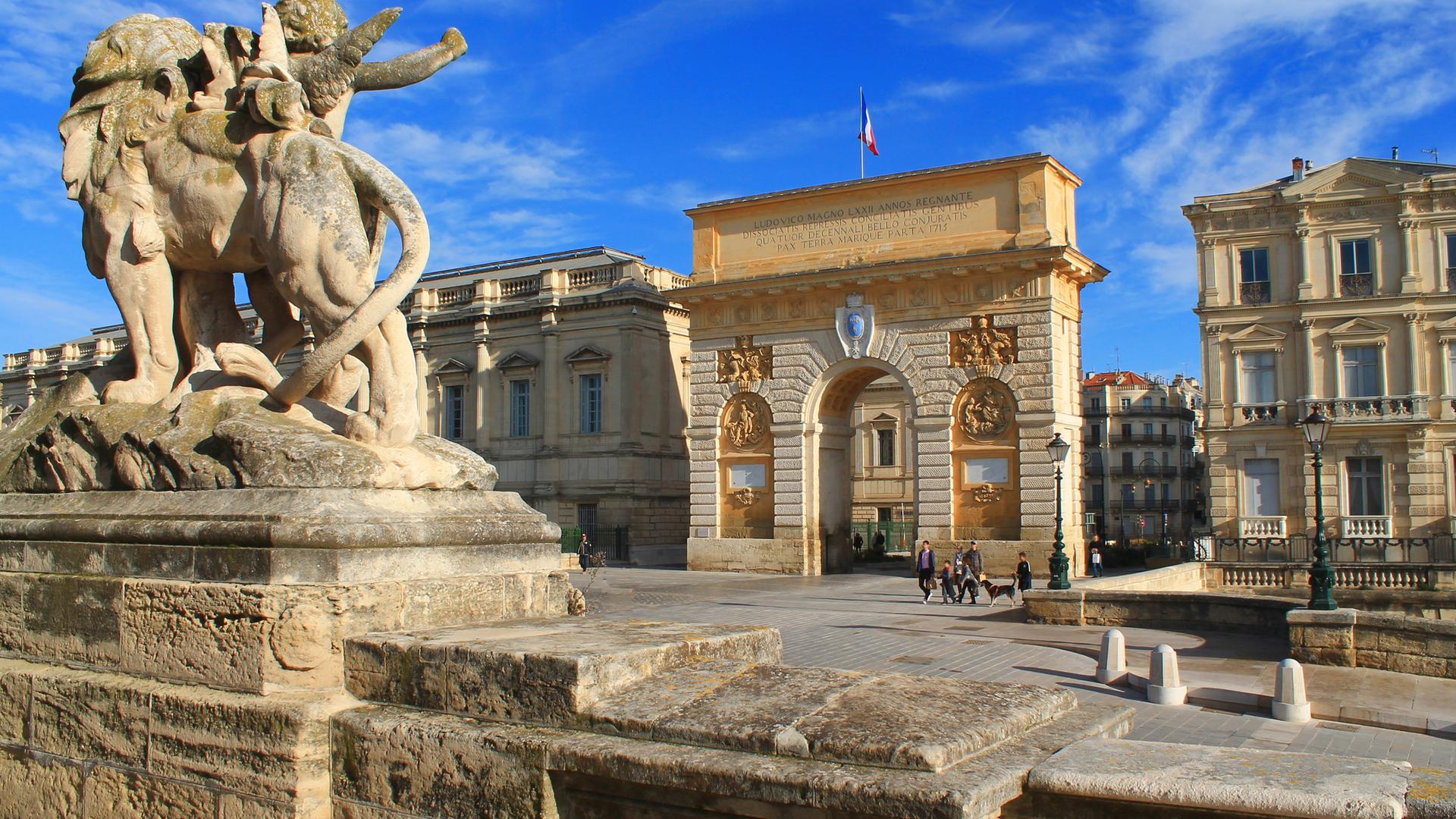 Vor strahlend blauem Himmel der Arc de Triomphe von Montpellier in Frankreich.