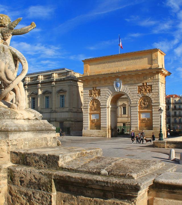 Vor strahlend blauem Himmel der Arc de Triomphe von Montpellier in Frankreich.
