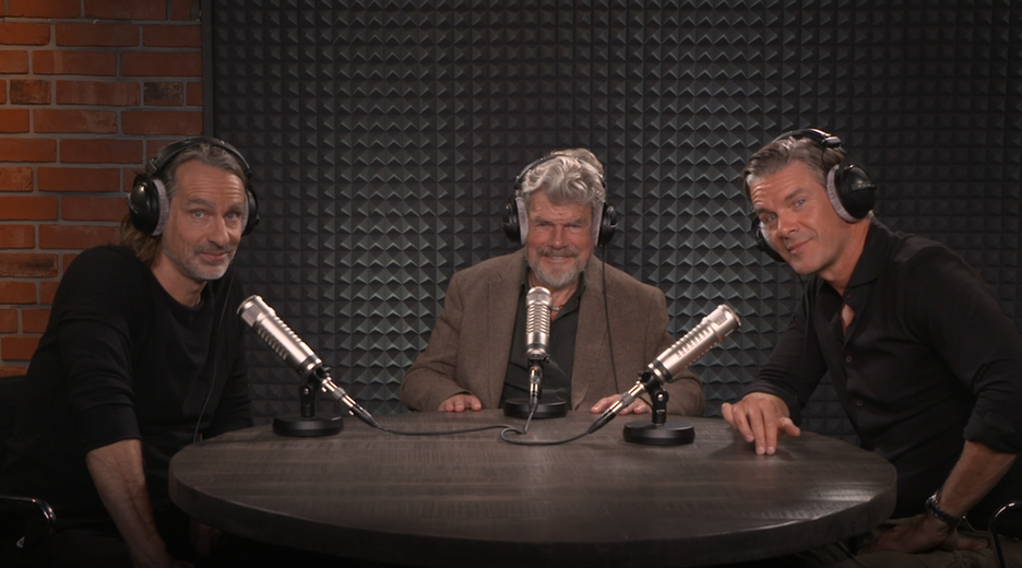 Richard David Precht, Markus Lanz und Reinhold Messner sitzen gemeinsam am Tisch, um eine Video-Podcast-Folge aufzunehmen.