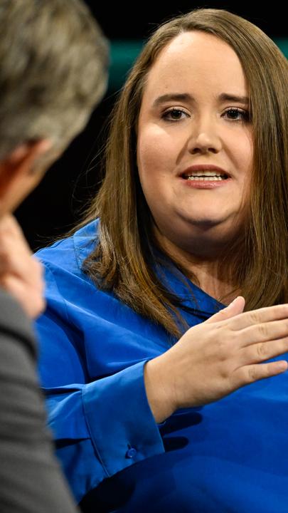 Grünen-Vorsitzende Ricarda Lang in blauer Bluse