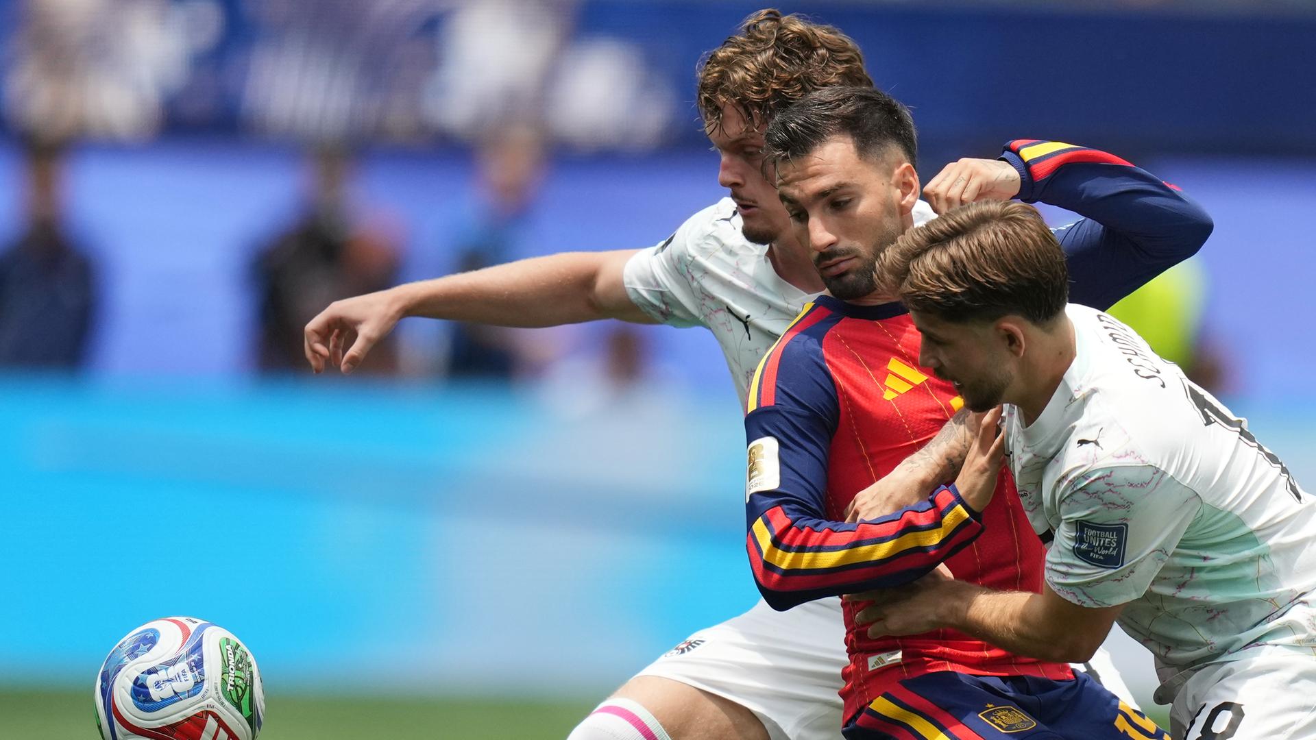 Die beiden österreichischen Nationalspieler Romano Schmid und Paul Wanner versuchen sich gegen ihren spanischen Kontrahenten Aymeric Laporte durchzusetzen und den Ball zu erobern