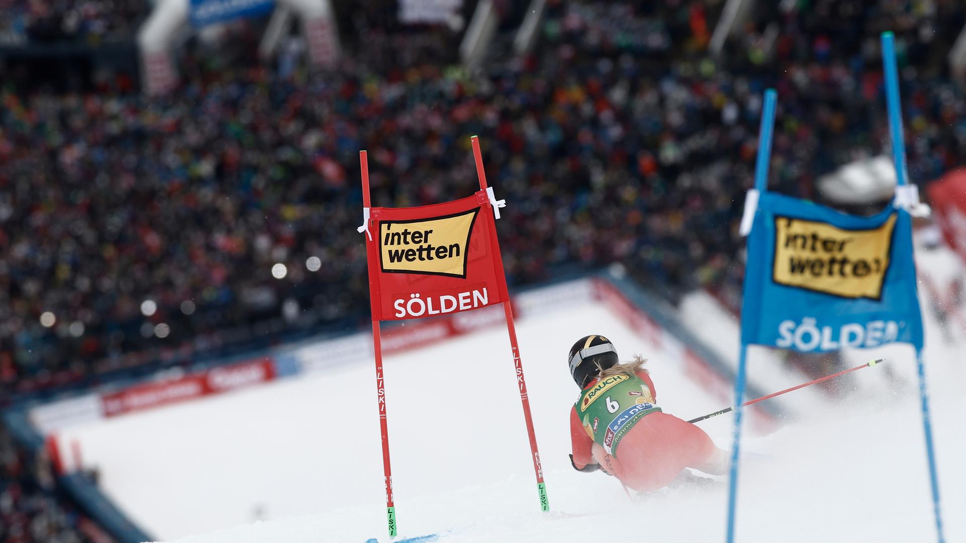 Lara Gut Behrami (Schweiz) ist jetzt in Aktion. 