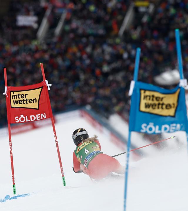 Lara Gut Behrami (Schweiz) ist jetzt in Aktion. 