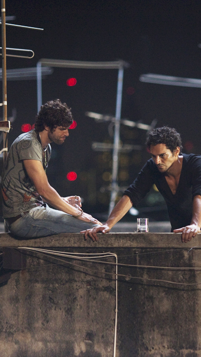 Largo (Tomer Sisley, M.), Butler Gauthier (Nicolas Vaude, r.) und Simon Ovronnaz (Olivier Barthélémy, l.)