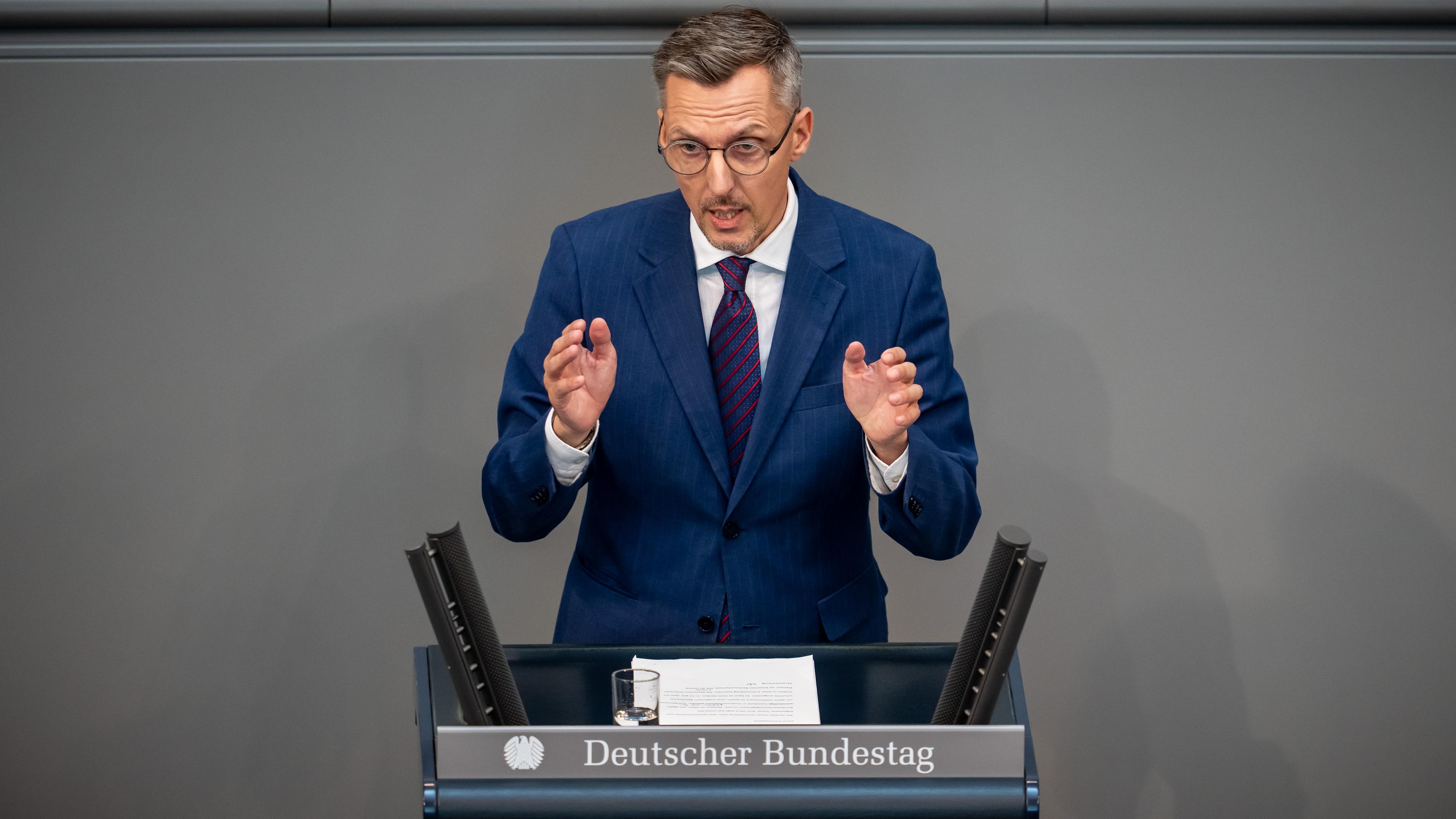 Vorsitzender des Bundesinnenaussusses Castellucci im Bundestag