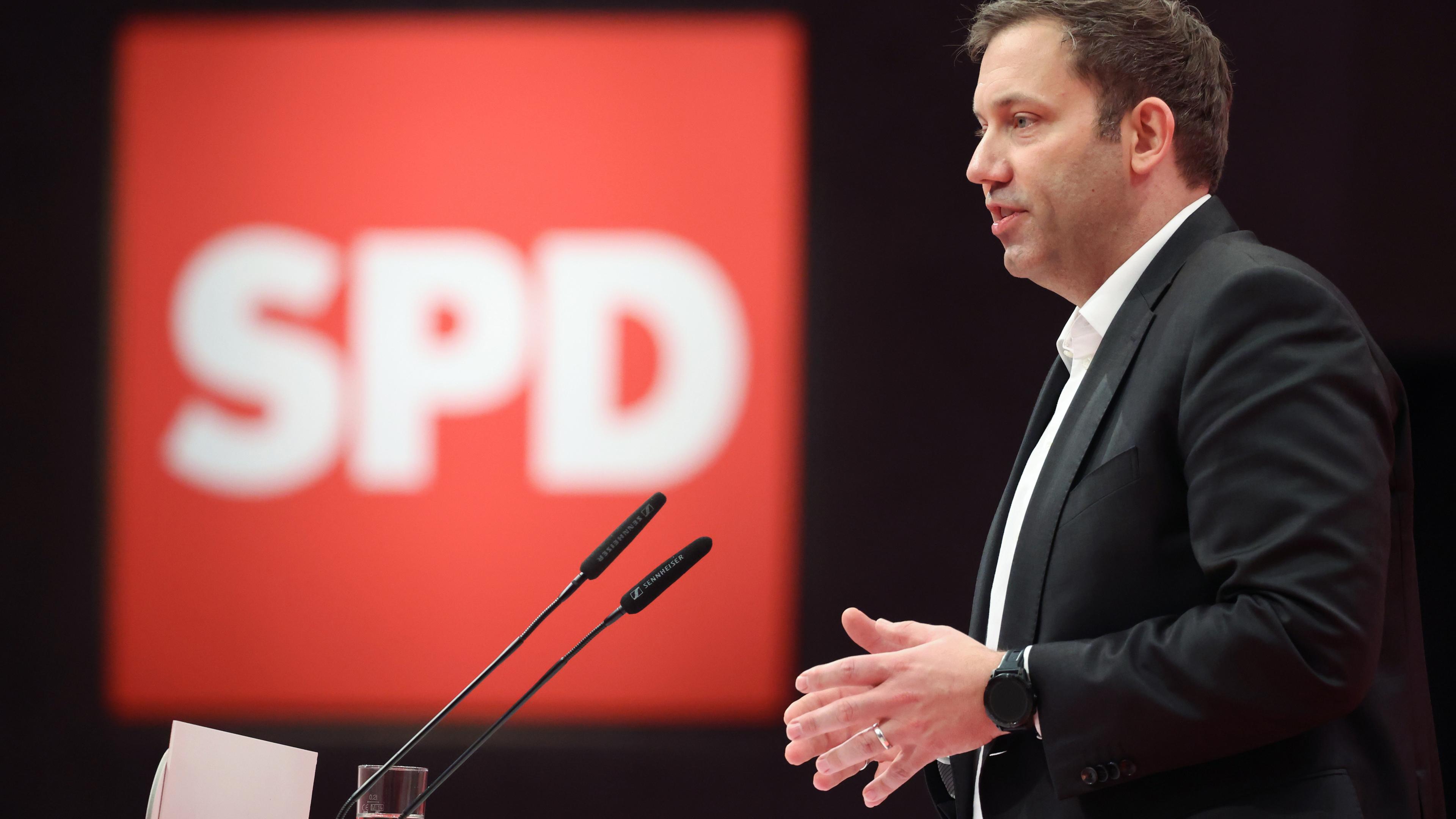 Lars Klingbeil spricht während des Parteitags der deutschen Sozialdemokraten in Berlin, 09.12.2023.