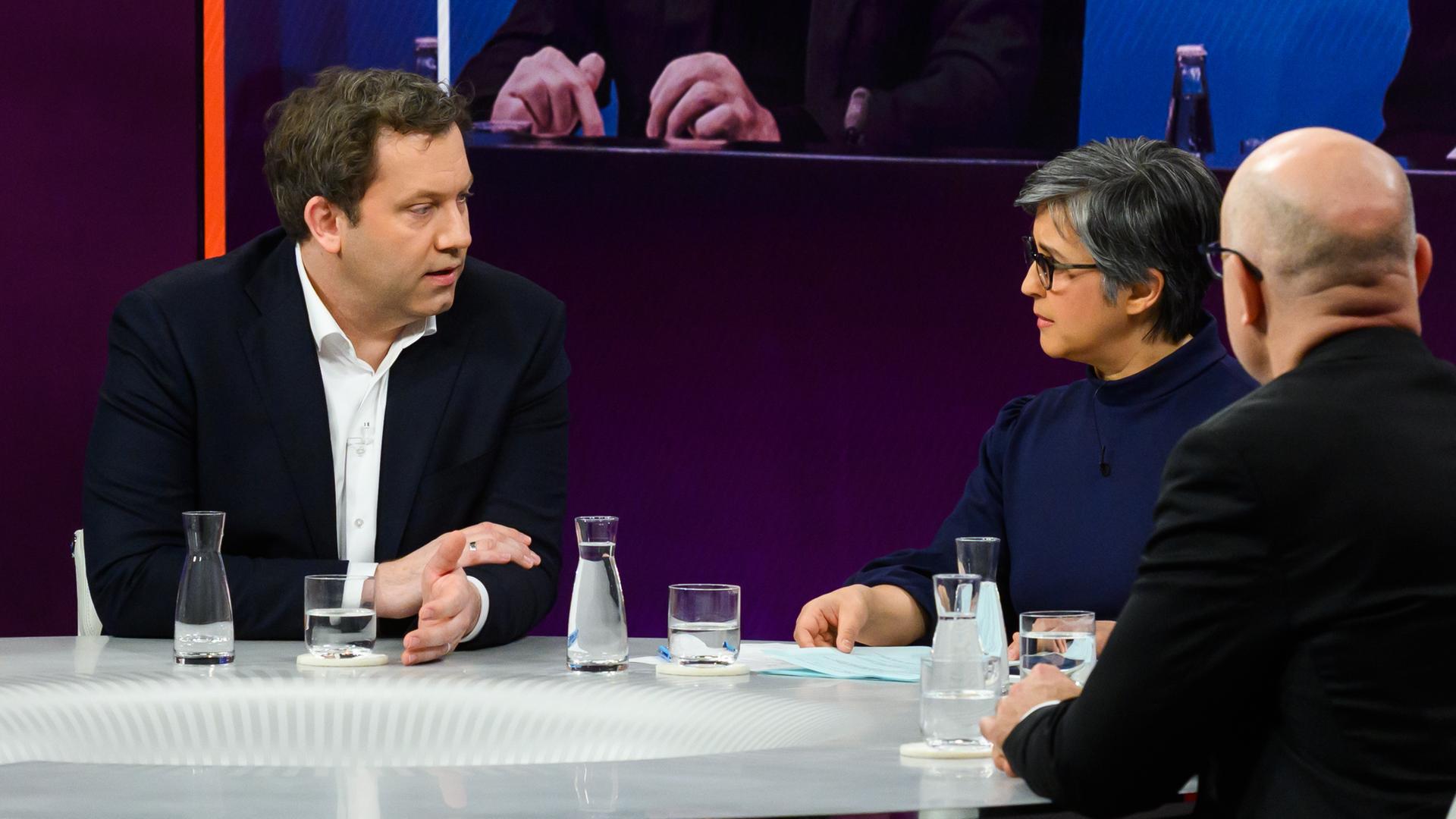 Bundesfinanzminister Lars Klingbei bei "maybrit illner" moderiert von Shakuntala Banerjee 