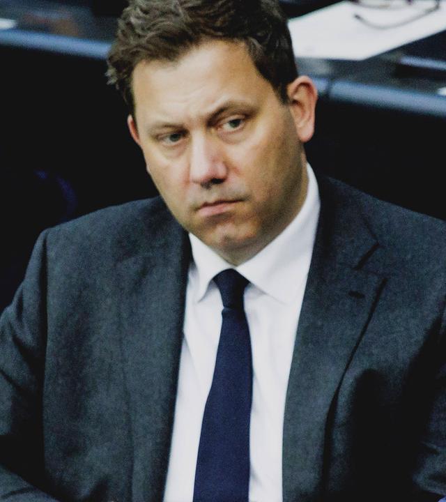 Lars Klingbeil (SPD), Bundesminister der Finanzen und Bundeskanzler Friedrich Merz (r, CDU) nehmen an der Pressekonferenz zu den Ergebnissen des Koalitionsausschusses am 18.03.2026 teil. 