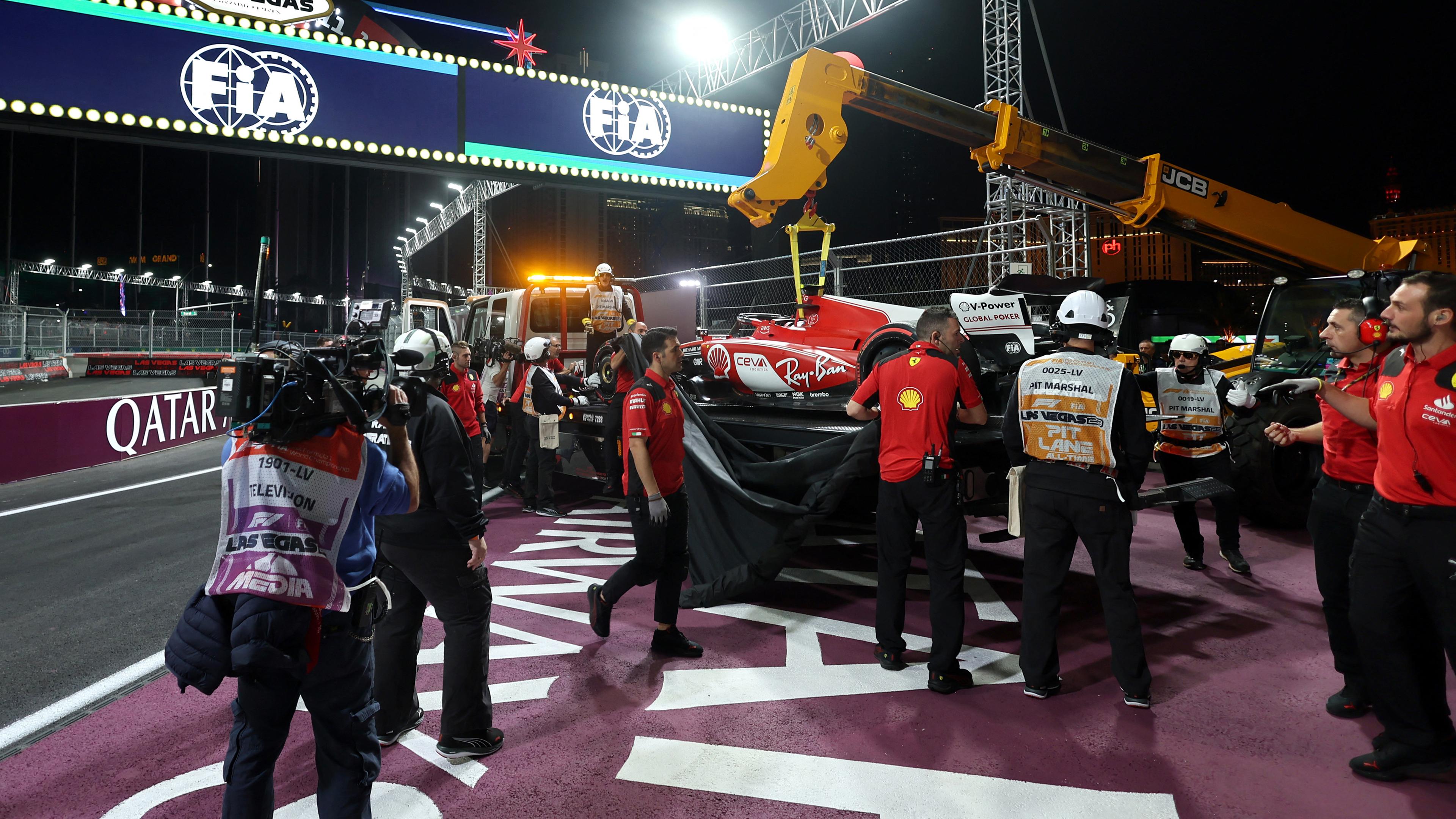Die Stewards entfernen den Ferrari von Carlos Sainz Jr. nach einer roten Flagge