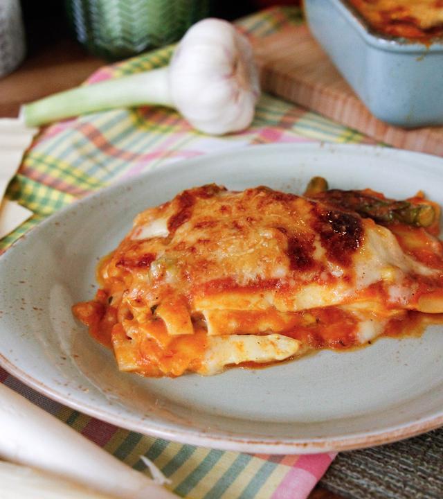 Lasagne mit grünem und weißem Spargel