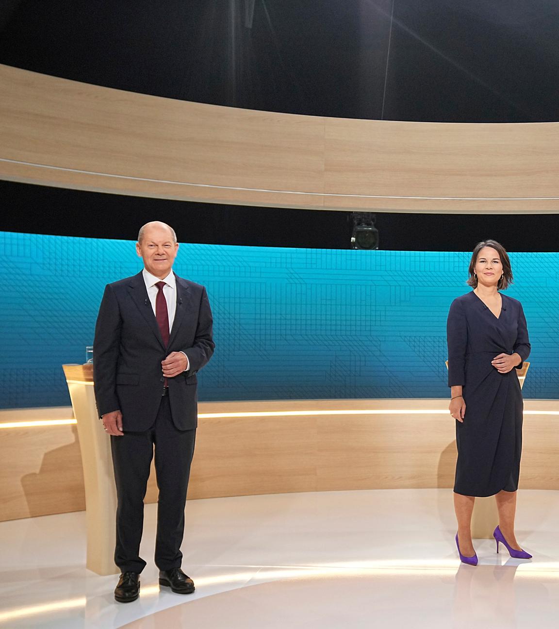 Olaf Scholz (SPD), Annalena Bärbock (Grüne) und Armin Laschet (CDU) zusammen auf einem Bild, das während dem TV-Triell aufgenommen wurde, 12.09.2021.