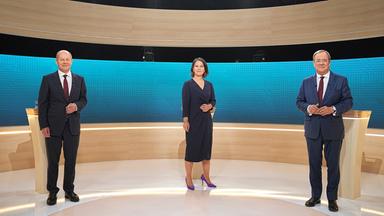Olaf Scholz (SPD), Annalena Bärbock (Grüne) und Armin Laschet (CDU) zusammen auf einem Bild, das während dem TV-Triell aufgenommen wurde, 12.09.2021.