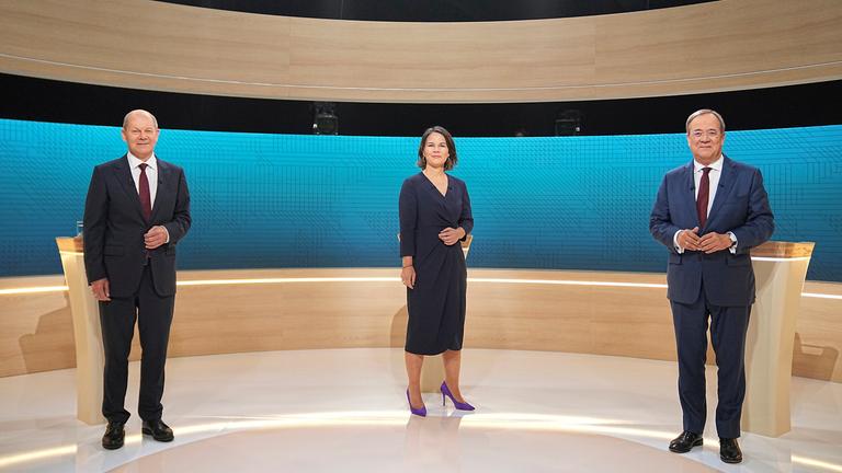 Olaf Scholz (SPD), Annalena Bärbock (Grüne) und Armin Laschet (CDU) zusammen auf einem Bild, das während dem TV-Triell aufgenommen wurde, 12.09.2021.