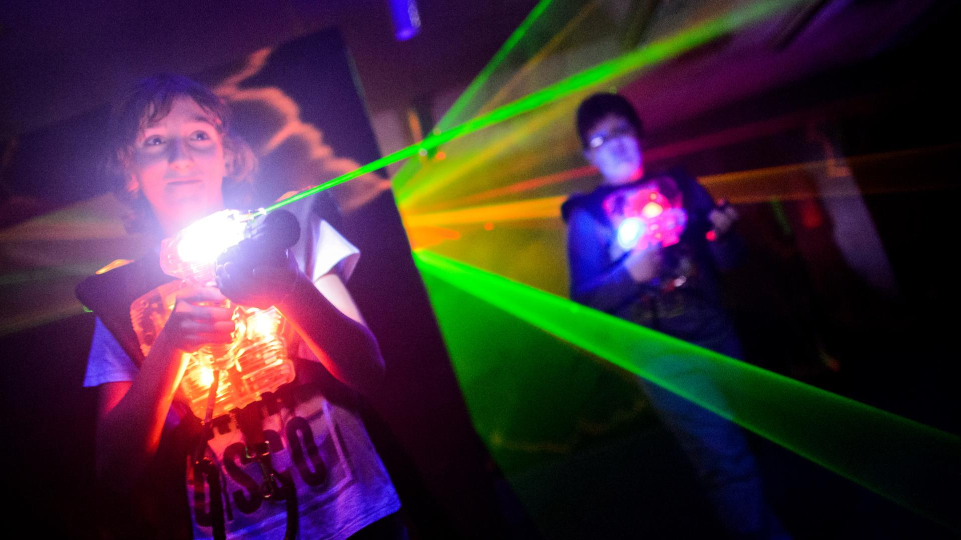 Archiv:  Ein Junge zielt mit einem Phaser beim Lasertag auf andere Mitspieler im Lasertag Fun Center in Hannover am 02.03.2016