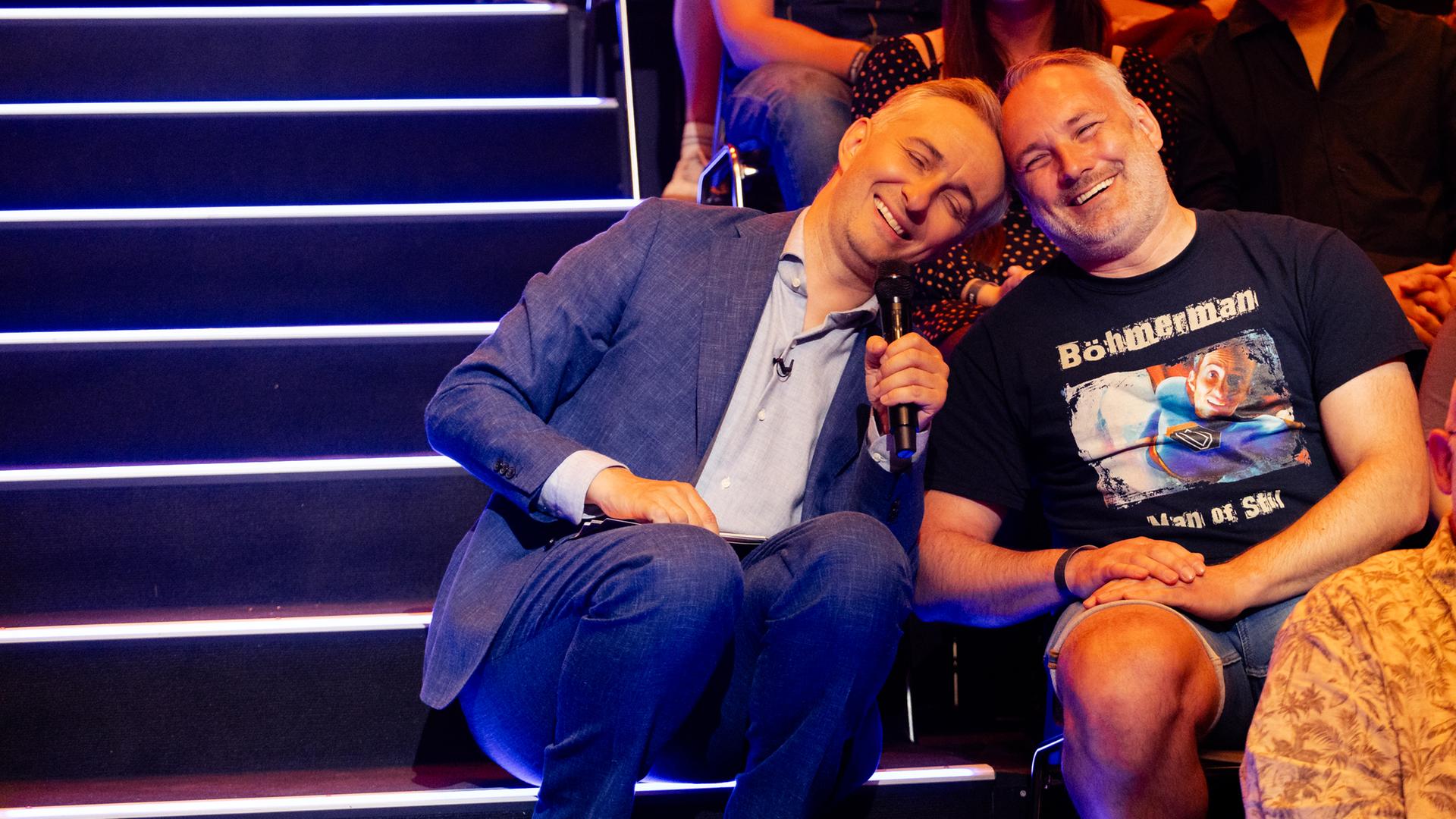 "Lass dich überwachen!": Jan Böhmermann sitzt im Studio neben einem Kandidaten