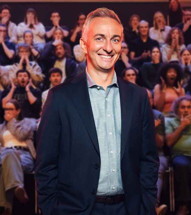 Jan Böhmermann steht im Vordergrund. Im Hintergrund sieht man die schockierten Gesichter des Publikums.