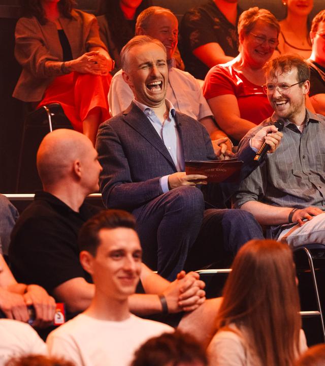 Jan Böhmermann sitzt im Studiopublikum.
