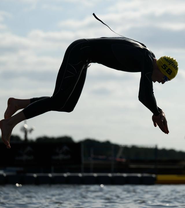 Der deutsche Triathlet Lasse Lührs springt bei den deutschen Meisterschaften ins Steinhuder Meer zum Schwimmen