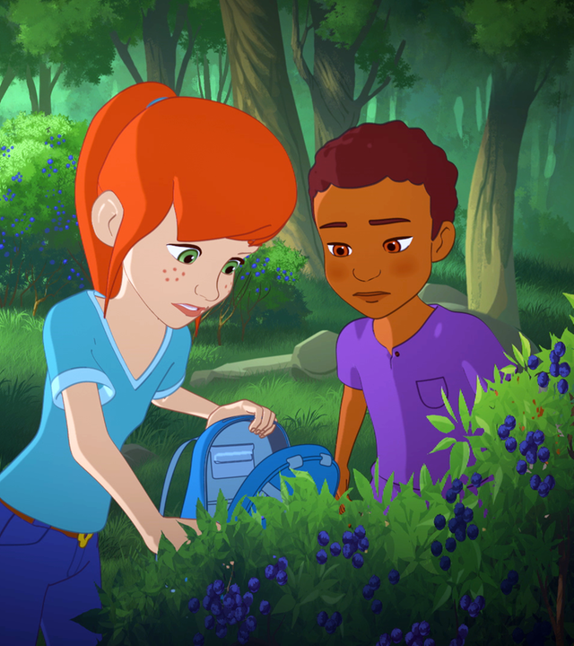 Zoé und Harvey pflücken an einem Strauch Blaubeeren.
