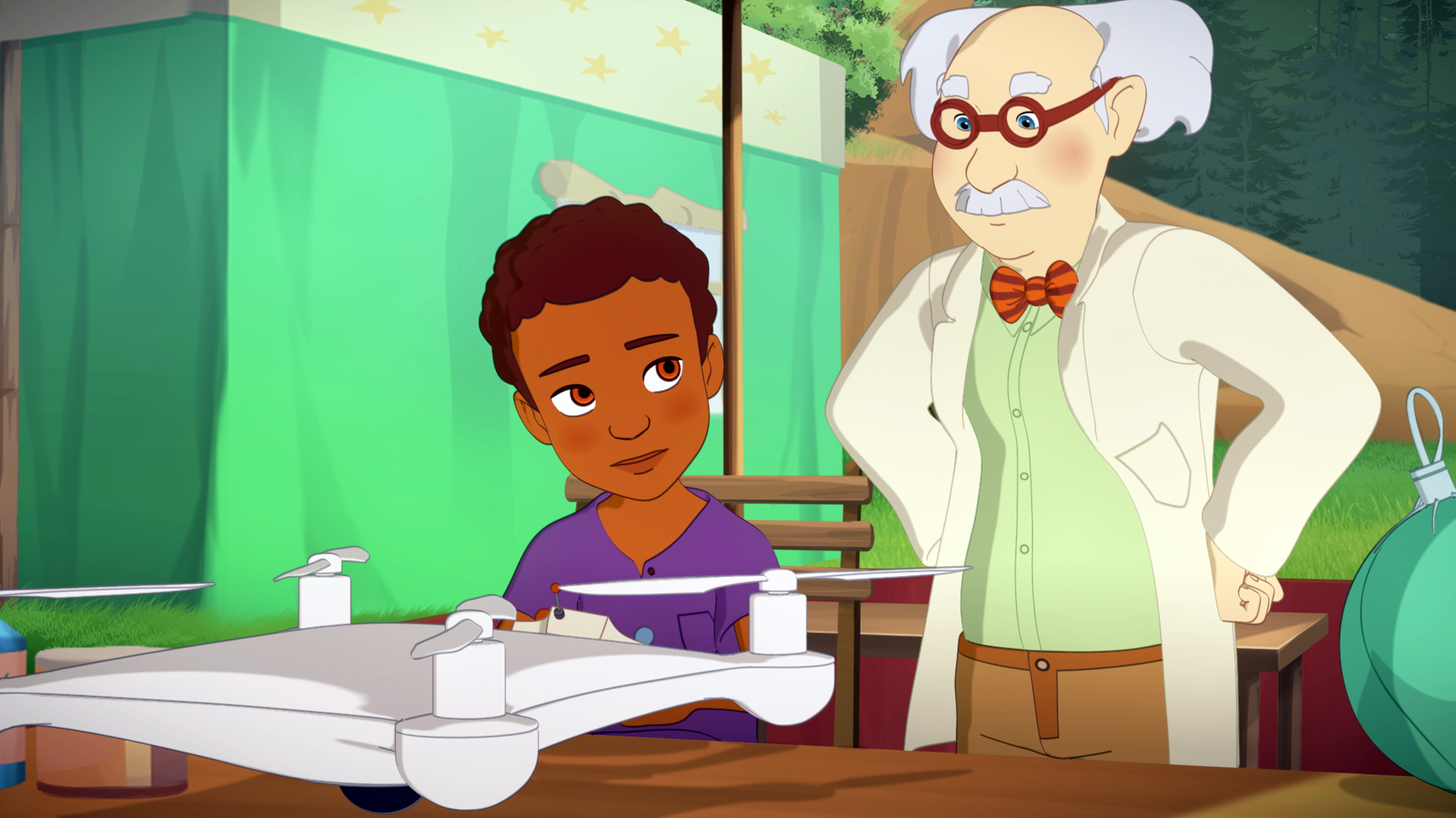 Hinter ihrem Stand, der im Freien aufgebaut ist, stehen Harvey und Doc Dudley und betrachten eine vor ihnen liegende Drohne.