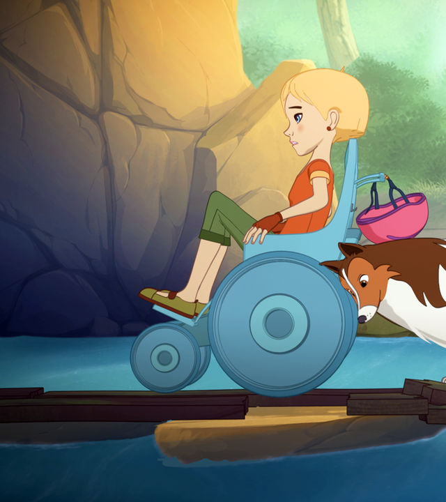 Judith sitzt in ihrem Rollstuhl und fährt auf einer behelfsmäßigen Brücke aus Bohlen über einen Fluß. Von hinten schiebt Lassie den Rollstuhl an.