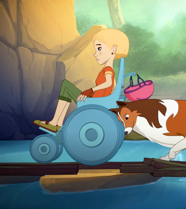 Judith sitzt in ihrem Rollstuhl und fährt auf einer behelfsmäßigen Brücke aus Bohlen über einen Fluß. Von hinten schiebt Lassie den Rollstuhl an.