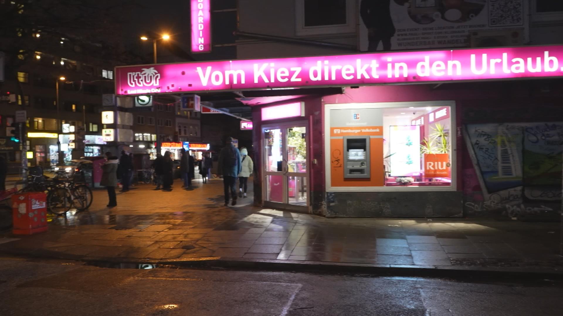 Ein Laden mit der Aufschrift "Vom Kiez direkt in den Urlaub"