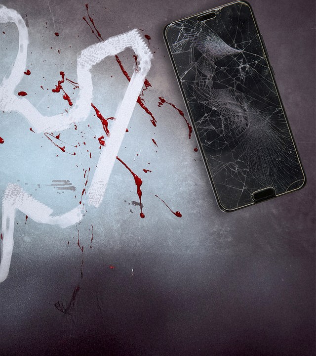 Rechts ein Smartphone mit zerbrochenem Display, links im Hintergrund eine Tatortscene