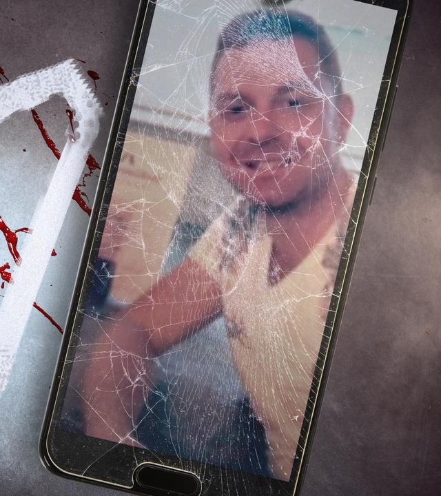 Rechts ein Smartphone mit zerbrochenem Display mit einem Bild des Opfers, links im Hintergrund eine Tatortscene mit Blutspritzern und dem aufgemalten Umriss einer Person.