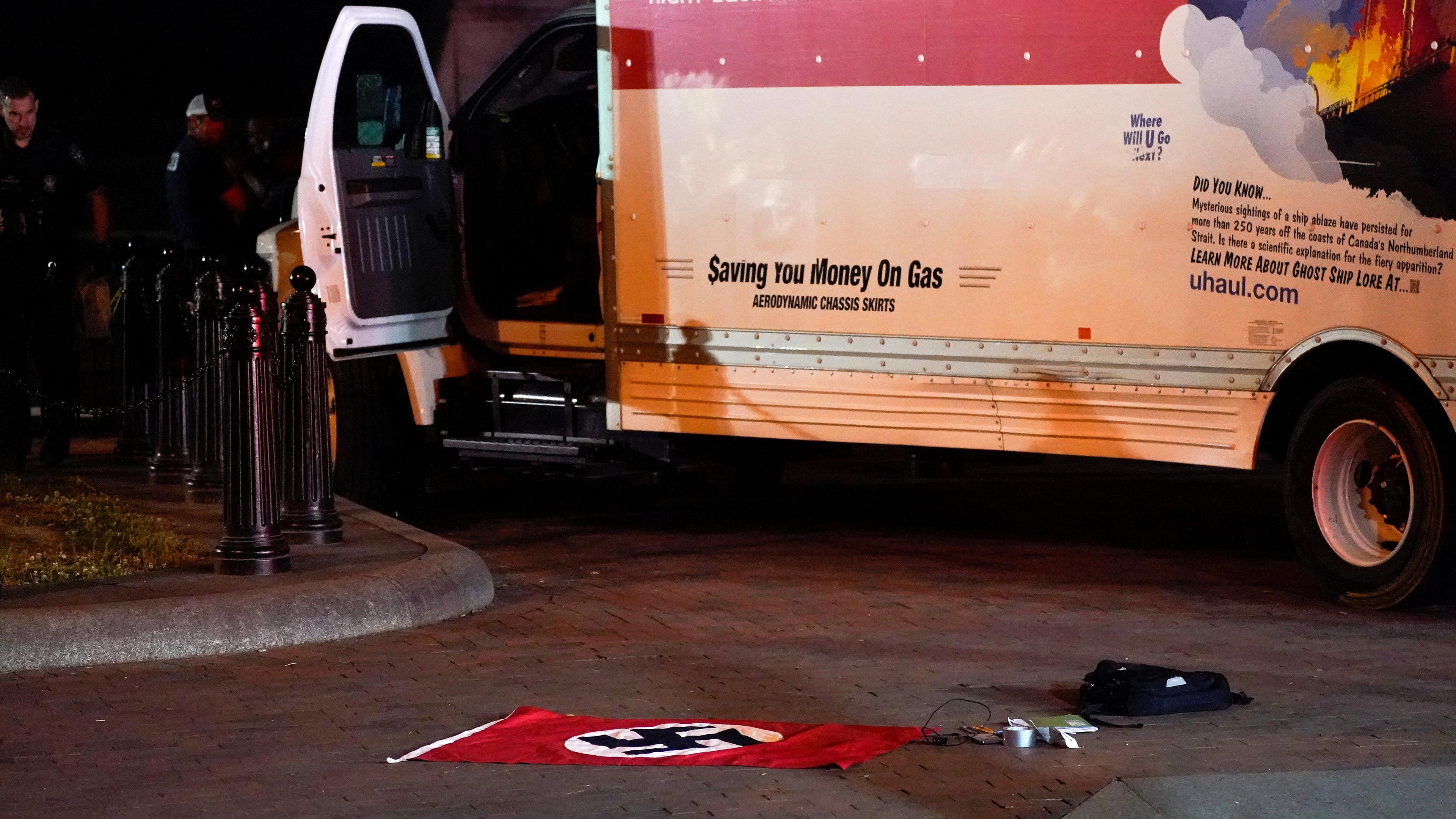 Eine Nazi-Flagge und andere Gegenstände, die aus einem gemieteten Lastwagen geborgen wurden, liegen auf dem Boden, aufgenommen am 23.05.2023