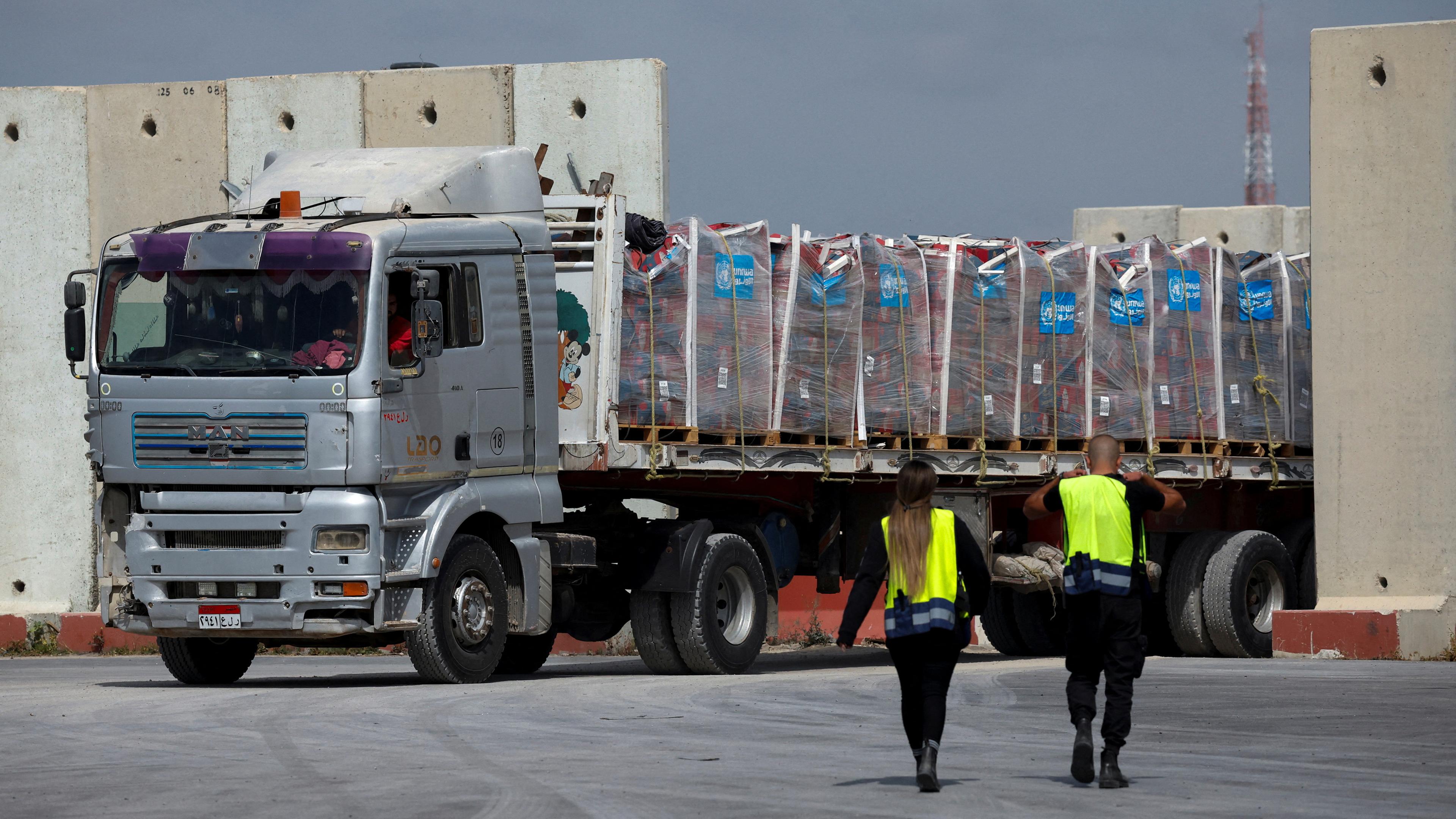 Ein Lastwagen mit humanitärer Hilfe für den Gazastreifen fährt am Inspektionsbereich am Grenzübergang Kerem Shalom