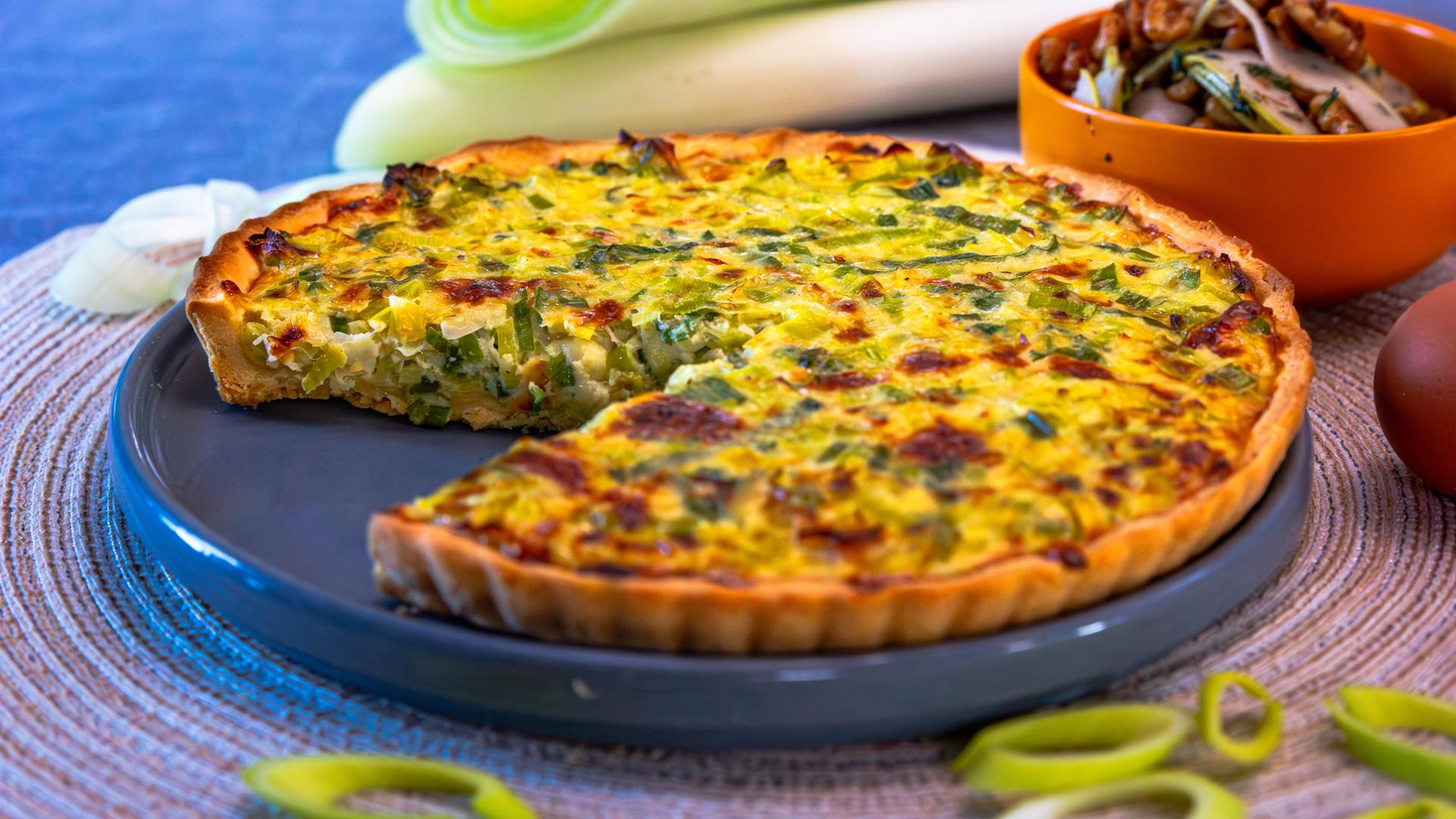 Lauch-Quiche mit Bergkäse und Walnuss-Thymian-Crunch
