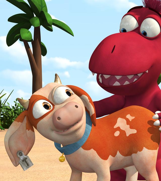 Oskar will einem kleinen Kalb Manieren beibringen. Oskar steht direkt hinter dem Kalb und sie schauen sich gegenseitig an.